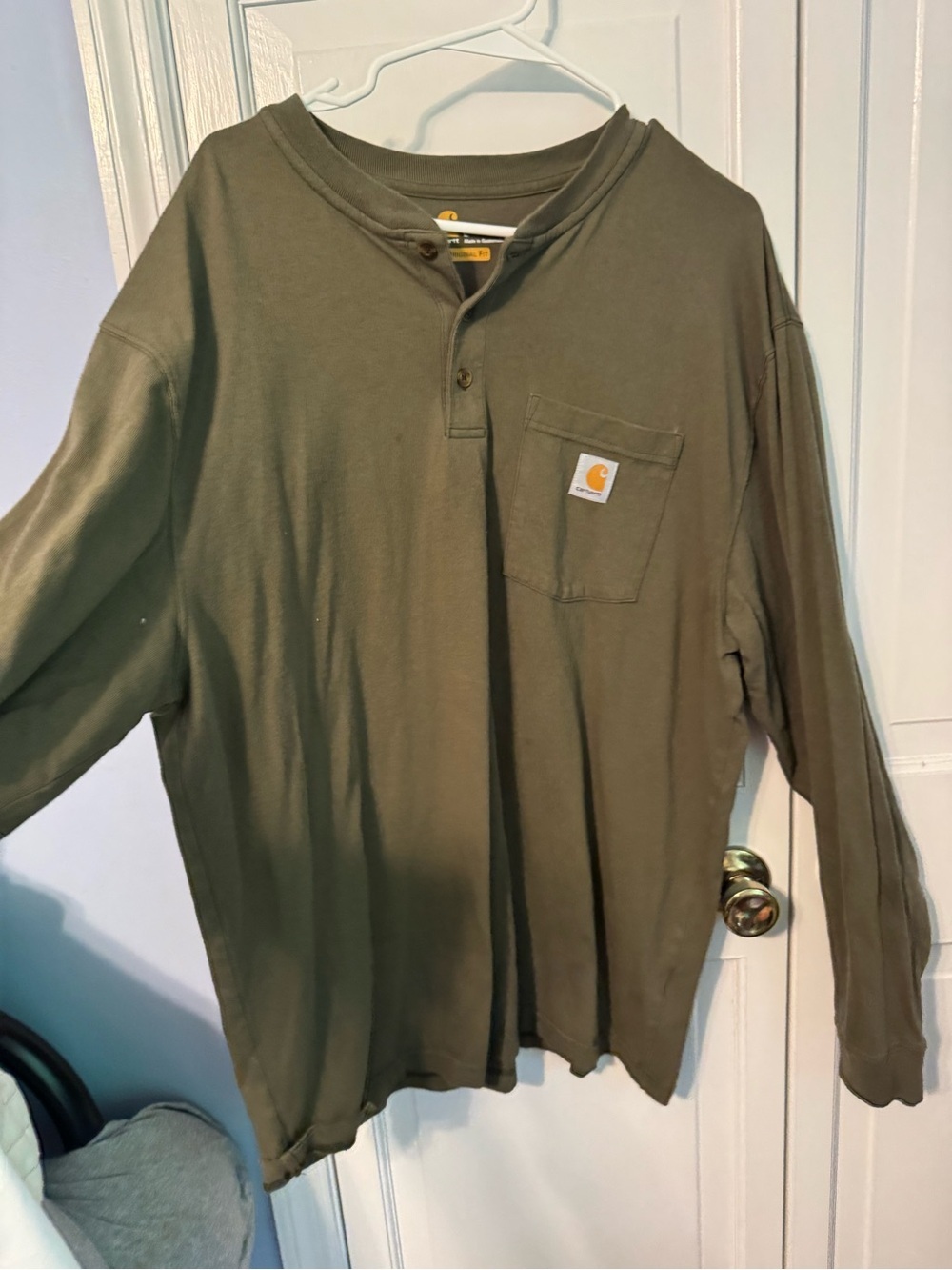 Carhartt Men’s Olive Green Long Sleeve Henley Pocket Shirt. Large